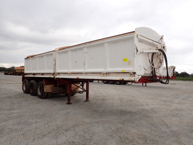 2011 Baileys 8.8 m Tri/A Side Dump Trailer