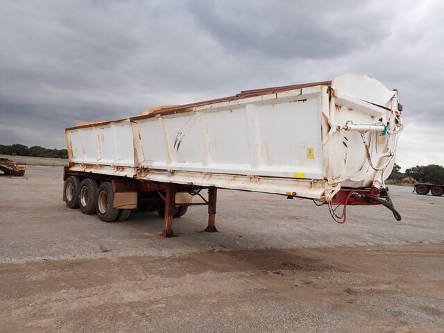 2011 Baileys 8.8 m Tri/A Side Dump Trailer