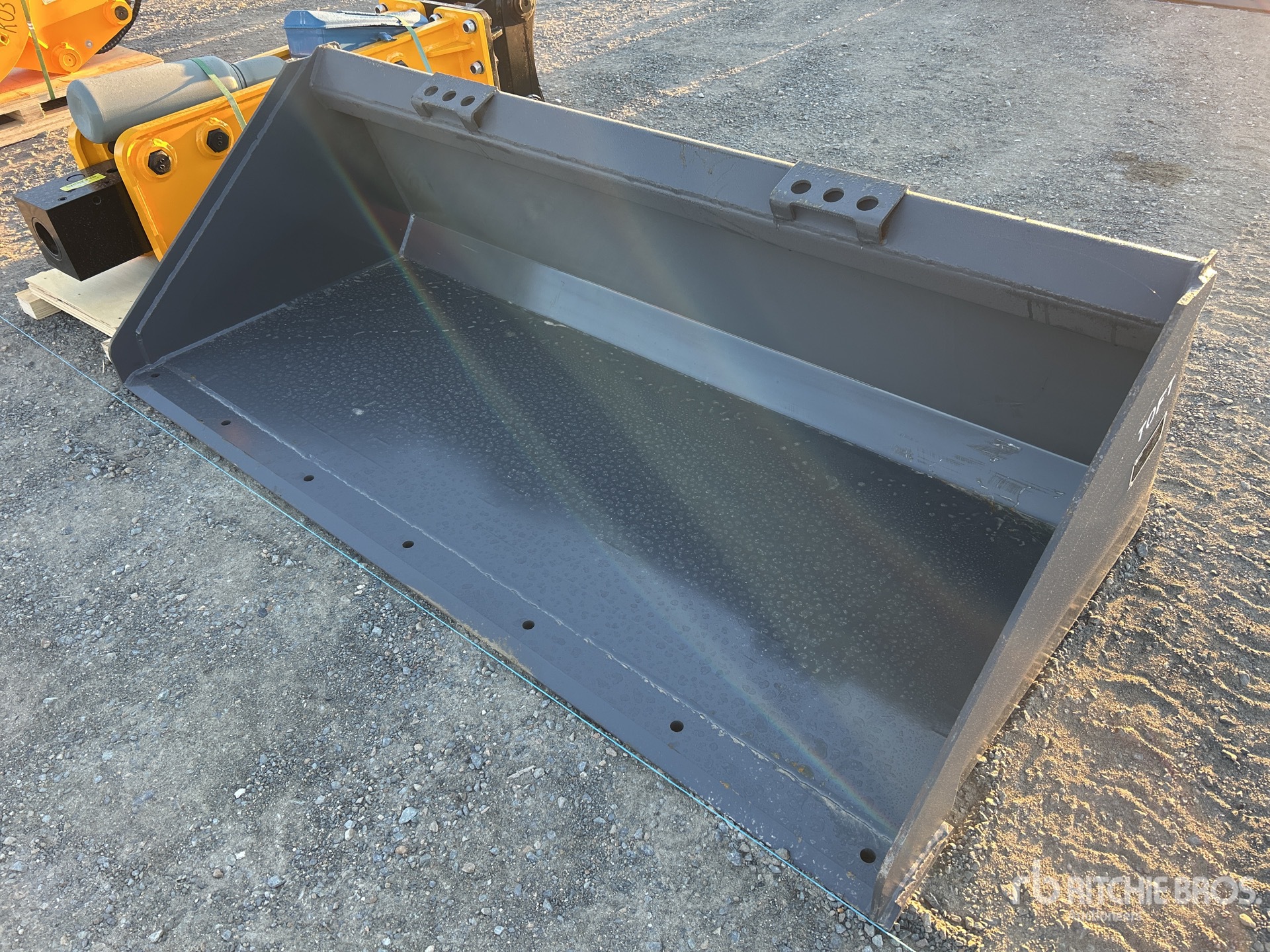 2026 TOFT HSSB-72 1800 mm Skid Steer Bucket (Unused)