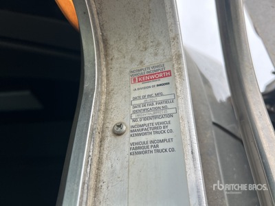 2018 Kenworth T800 8x6 Ciągnik siodłowy z kabiną sypialną Tri/A