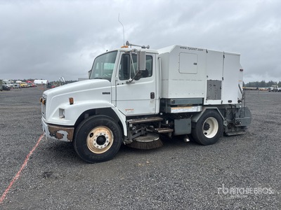 2002 Elgin Broom Bear Series H on 2003 Freightliner FL70 Camion barredora
