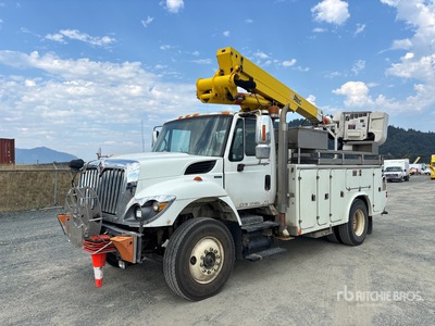 2010 Altec TA41M 40 ft on 2010 International 7400 4x2 Bucket Truck