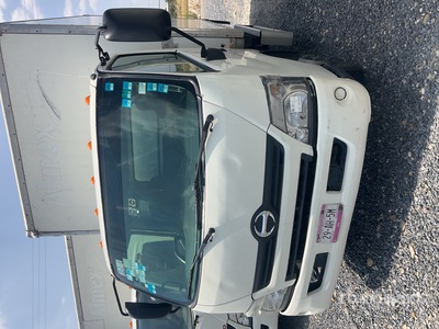 2017 Hino Serie 300 Camion con Caja Seca / Van Truck