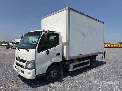 2017 Hino Serie 300 Hybrid Camion con Caja Seca / Furgoneta caja cerrada