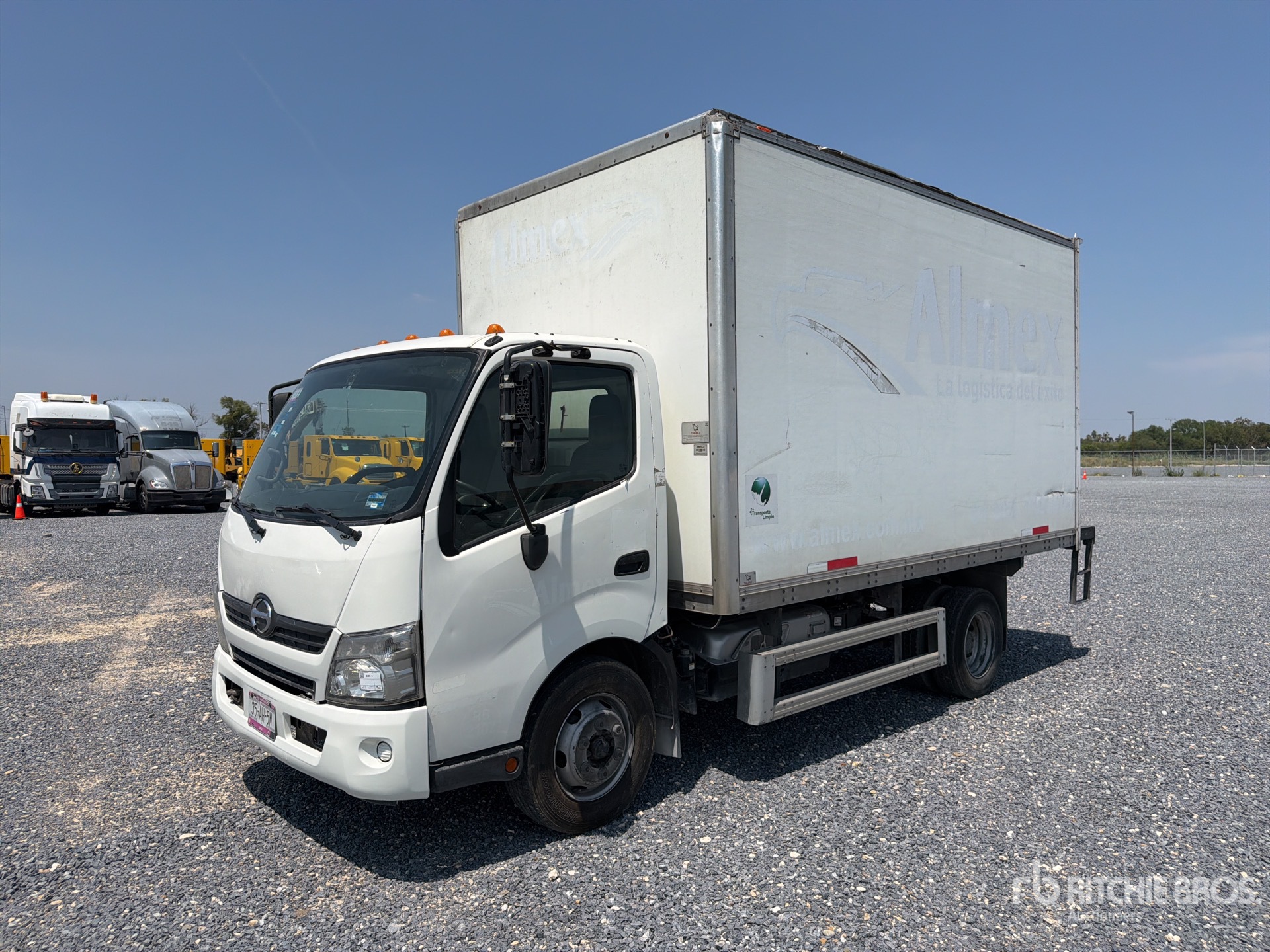 2017 Hino Serie 300 Hybrid 4x2 Camion con Caja Seca / Van Truck