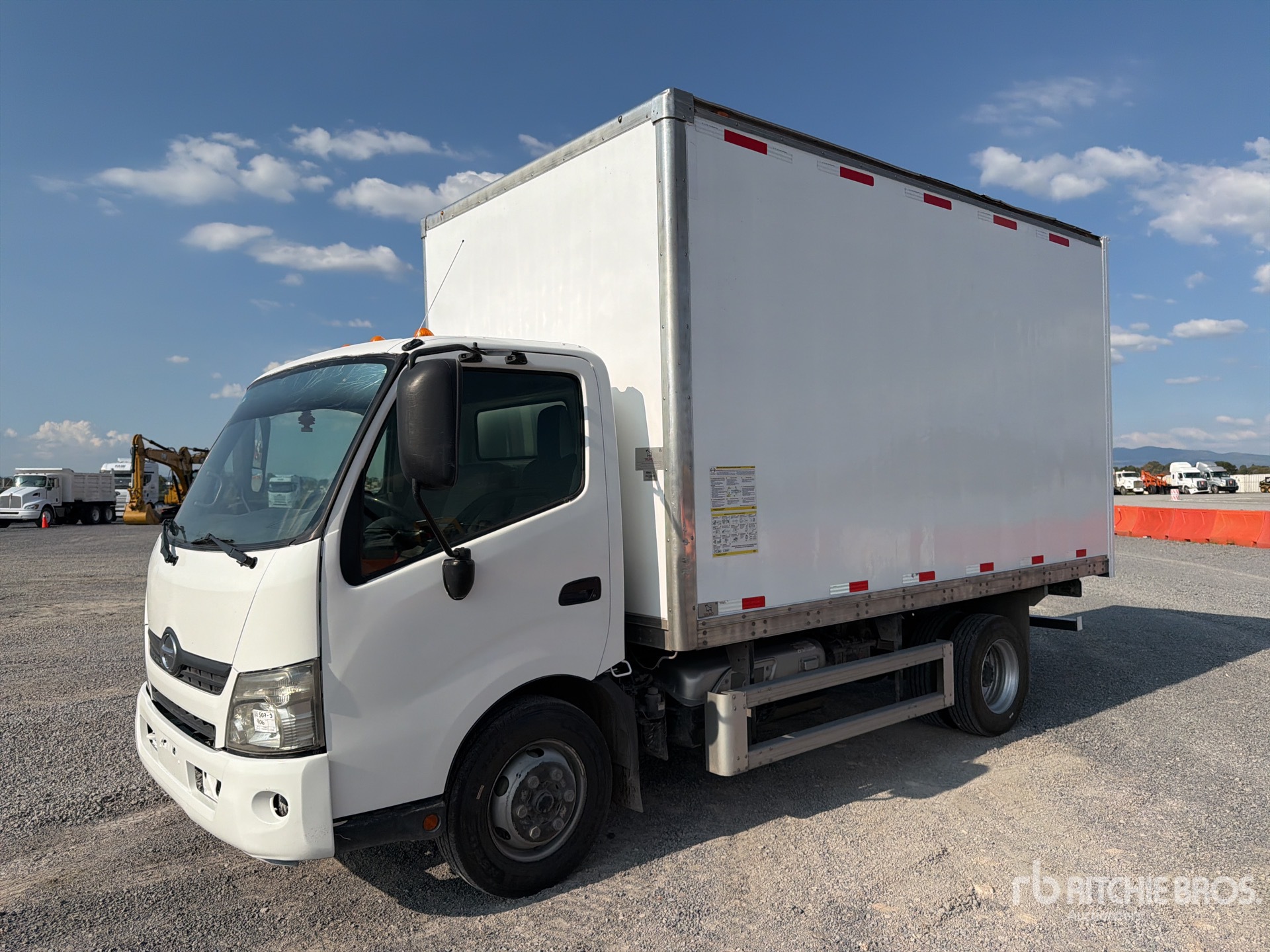 2017 Hino Serie 300 Hybrid 4x2 Camion con Caja Seca / Van Truck