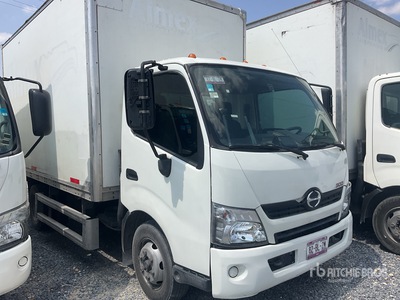 2017 Hino Serie 300 Camion con Caja Seca / Van Truck