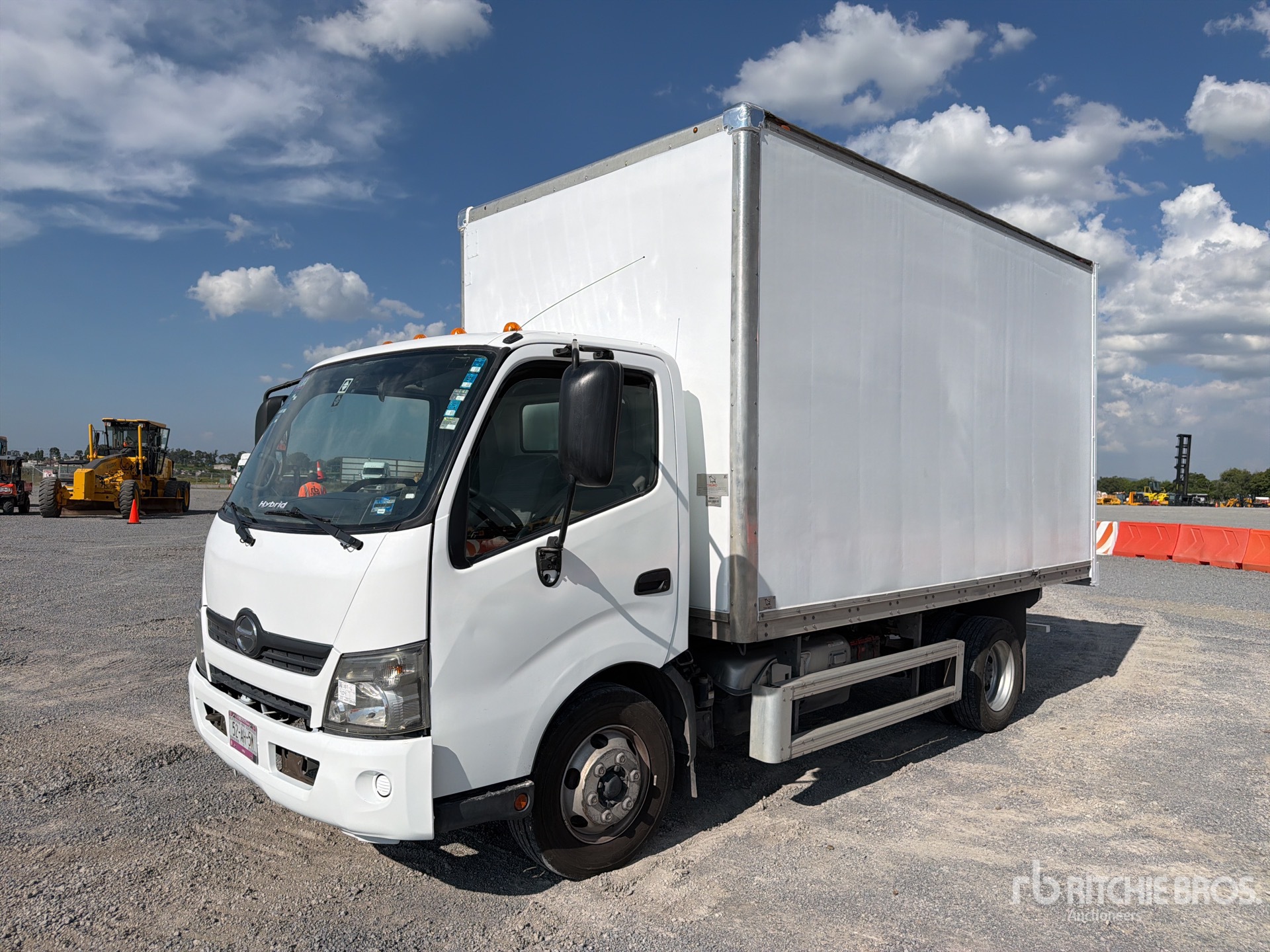 2017 Hino Serie 300 Hybrid 4x2 Camion con Caja Seca / Van Truck