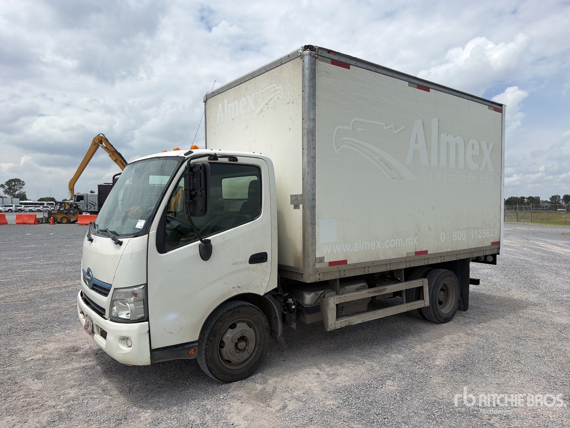 2017 Hino Serie 300 Camion con Caja Seca / Van Truck