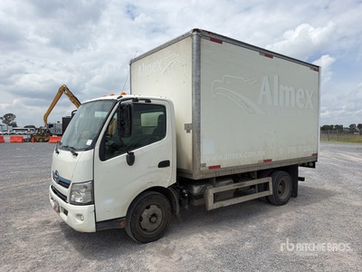 2017 Hino Serie 300 Hybrid Camion con Caja Seca / Van Truck