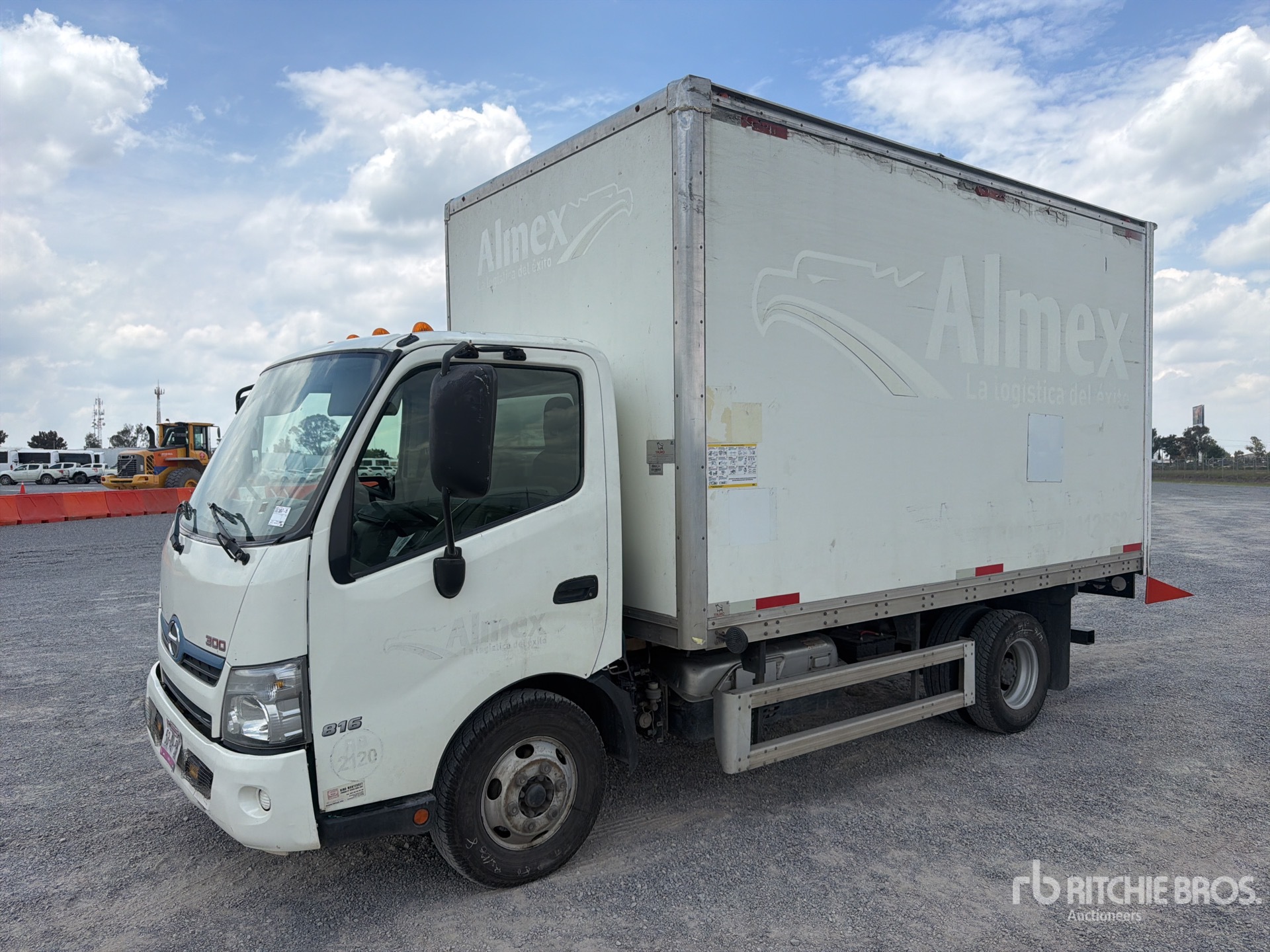 2017 Hino Serie 300 Hybrid Camion con Caja Seca / Van Truck