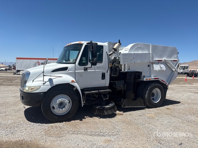 Tymco on 2007 International 4200SBA Camion barredora