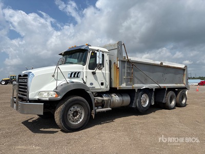 2016 Mack GU813 8x4 Tri/A Camión dumper