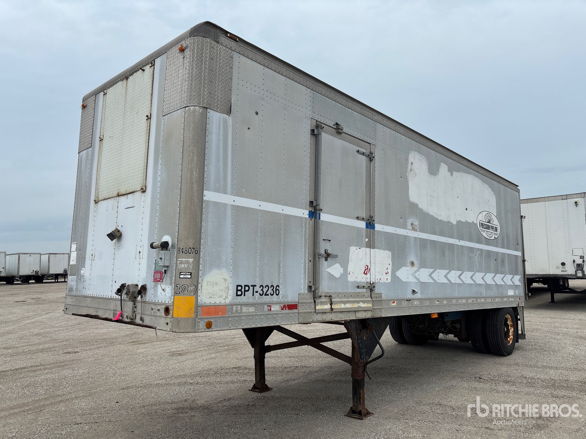1999 Kidron 28 ft x 102 in S/A Van Trailer