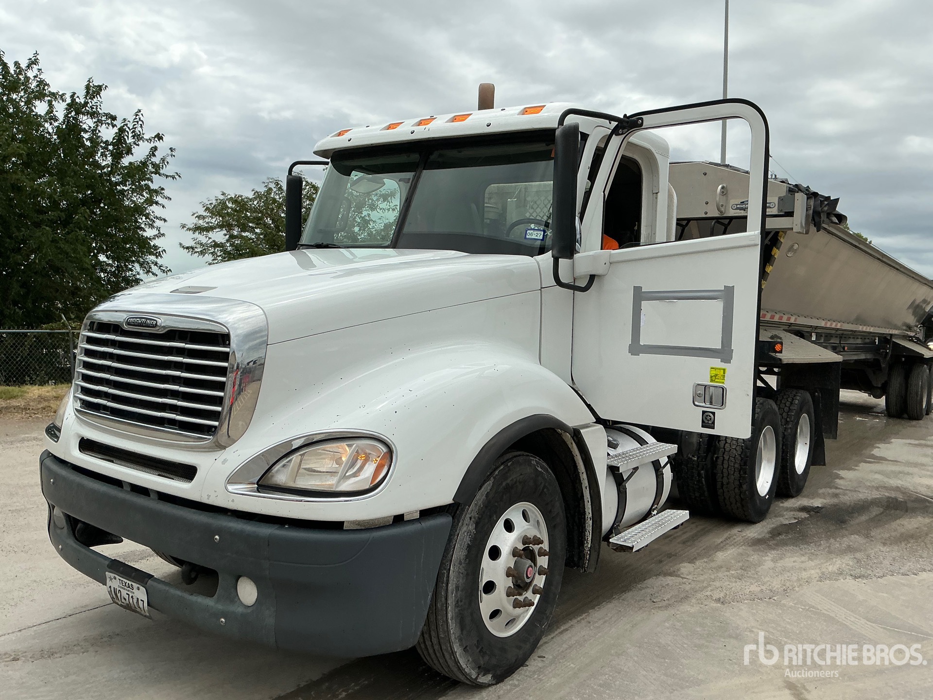 2020 Freightliner Columbia 120 T/A Day Cab Truck Tractor (Glider Kit)