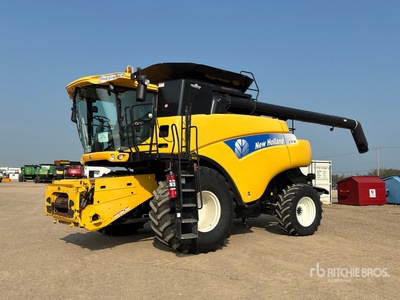 2008 New Holland CR9060 4x4 Combine Harvester