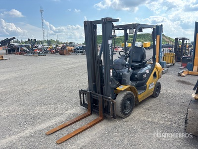 2020 Komatsu FG25T-16 8750 lb Pneumatic Tire رافعة شوكية