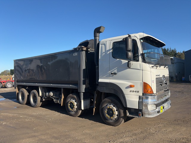 2014 Hino 700 8x4 Twin-Steer Tipper Truck 2014 Hino 700 8x4 Twin-Steer Tipper Truck
