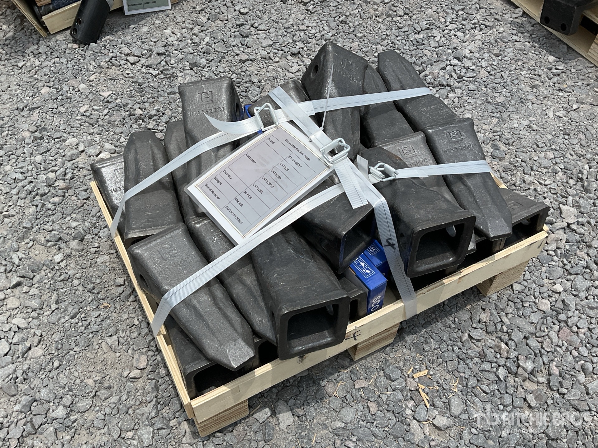 Quantity of (30) 2026 SDCH SDCH-08BT Lote de Puntas para Cucharon (Sin Usar) / Bucket Teeth - Fits Cat 320, 320D, 320GC, 320E (Unused)