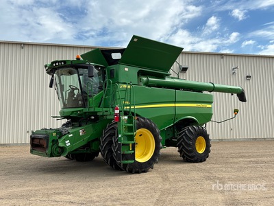 2014 John Deere S690 Combine Harvester