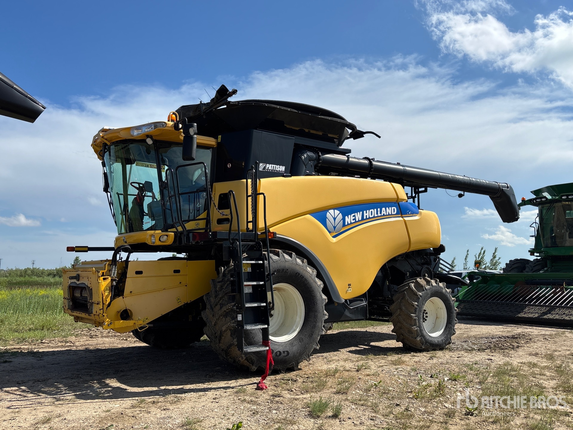 2013 New Holland CR7090 Combine Harvester