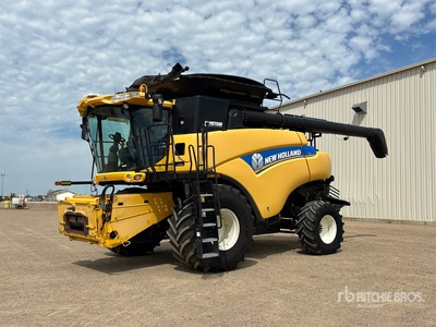 2013 New Holland CR7090 Combine Harvester
