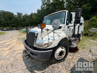 Tymco 500X on 2009 International 4300 DuraStar Kehrmaschine