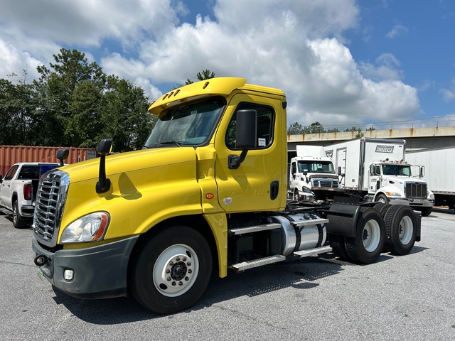 2020 Freightliner Cascadia 125 6x4 T/A Day Cab Truck Tractor