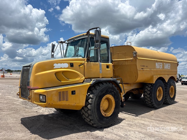 2004 John Deere 250D 5000 gal 6x6 Articulated Water Truck