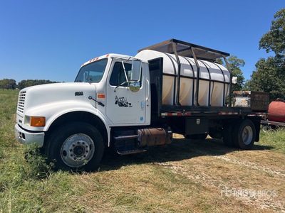 1995 International 4900 4x2 Camion à eau avec plateforme