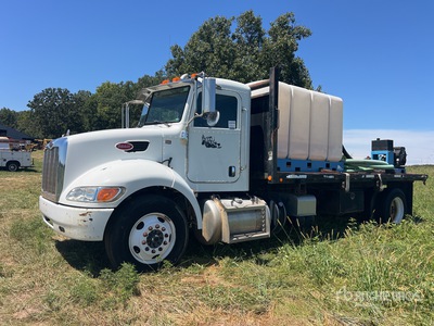 2013 Peterbilt 337 4x2 Camion à eau avec plateforme