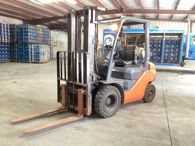 2018 Toyota 8FGU20 3750 lb Pneumatic Tire Forklift