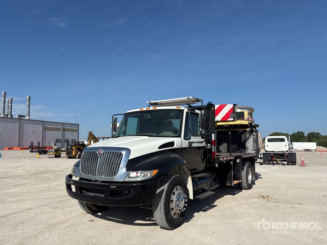 2011 International 4300SBA 4x2 Attenuator Truck