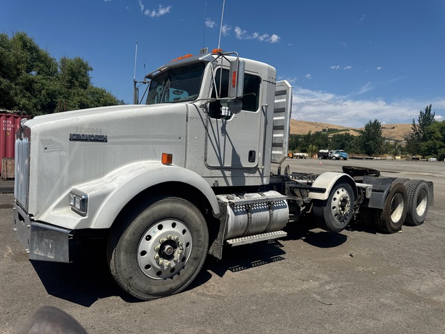 2007 Kenworth T800 6x4 Tri/A Day Cab Truck Tractor