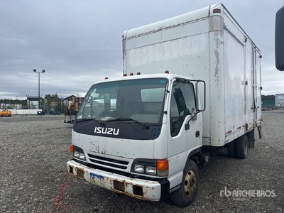 1999 Isuzu NPR Camion fourgon (Inoperable)