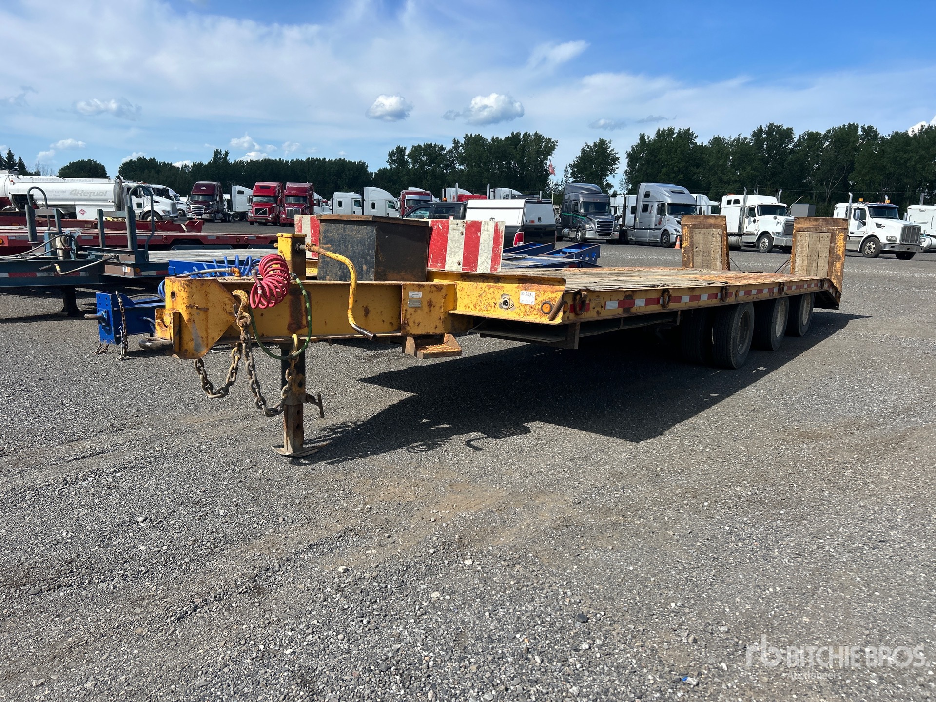 2001 Dynaweld 50TRA 30 ft Tri/A Equipment Trailer