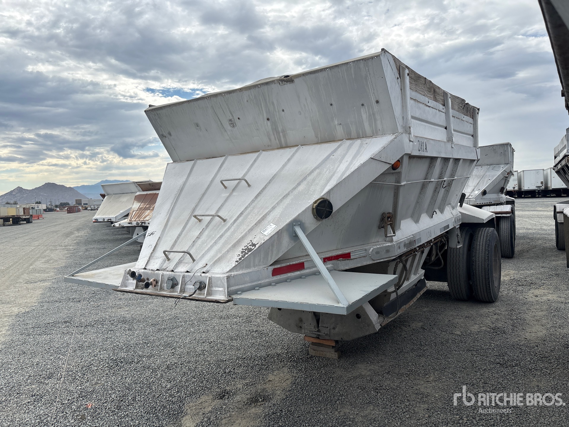 1989 Gallaty 18 ft S/A Lead Aluminum Belly Dump Trailer
