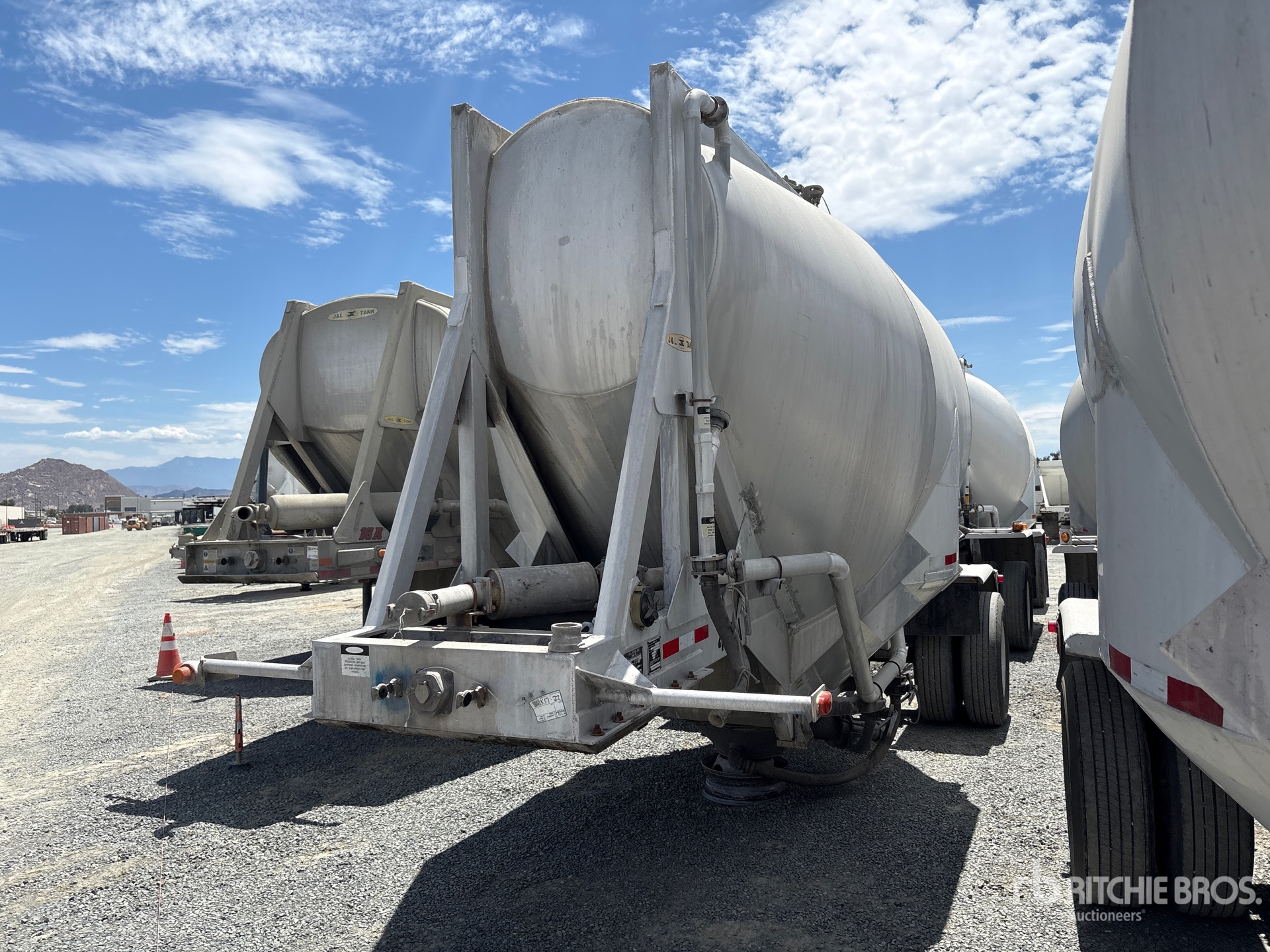1990 J&L Tank 570 cft S/A Pneumatic Bulk Trailer