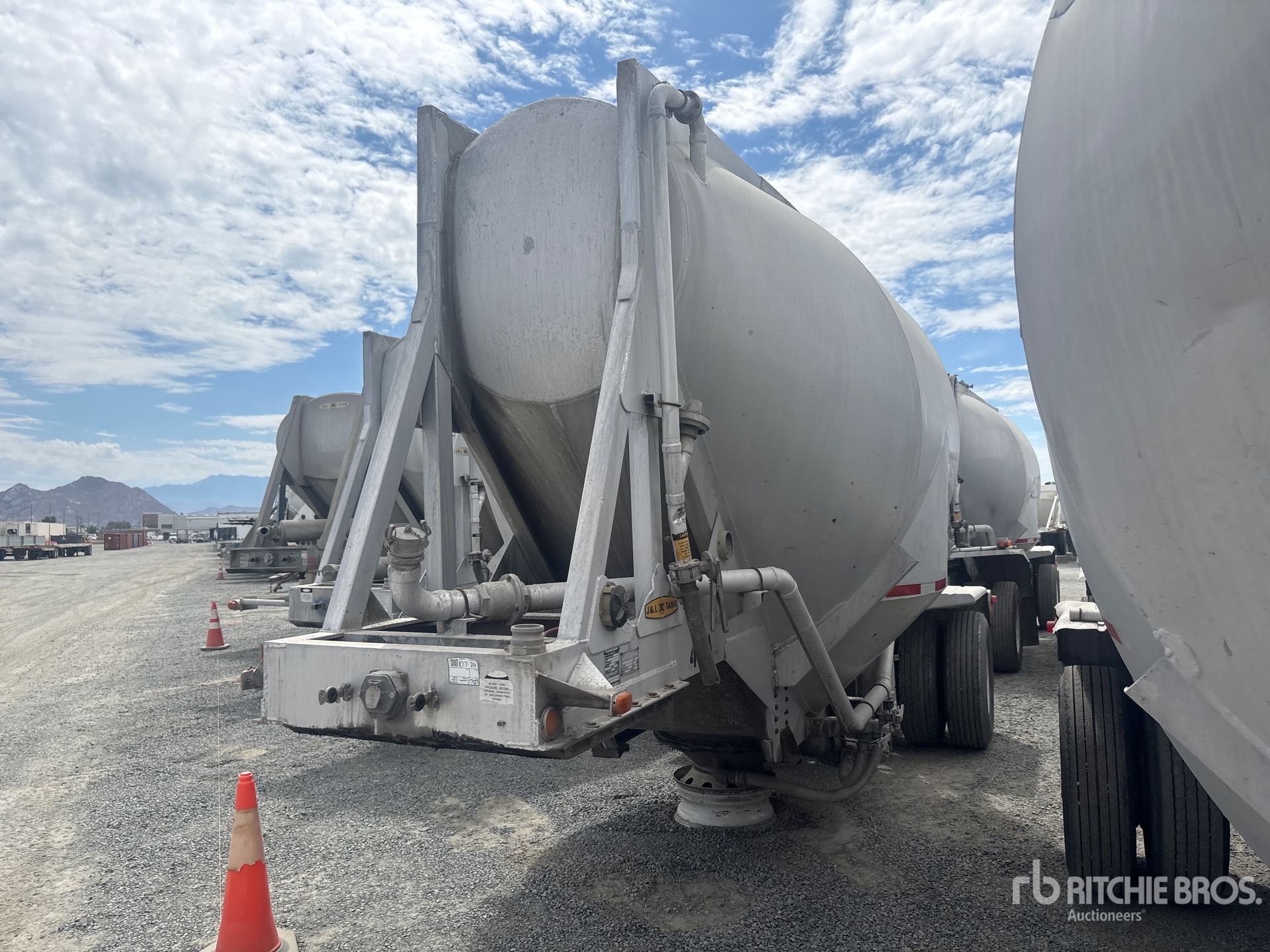 1987 J&L Tank 570 cft S/A Pneumatic Bulk Trailer