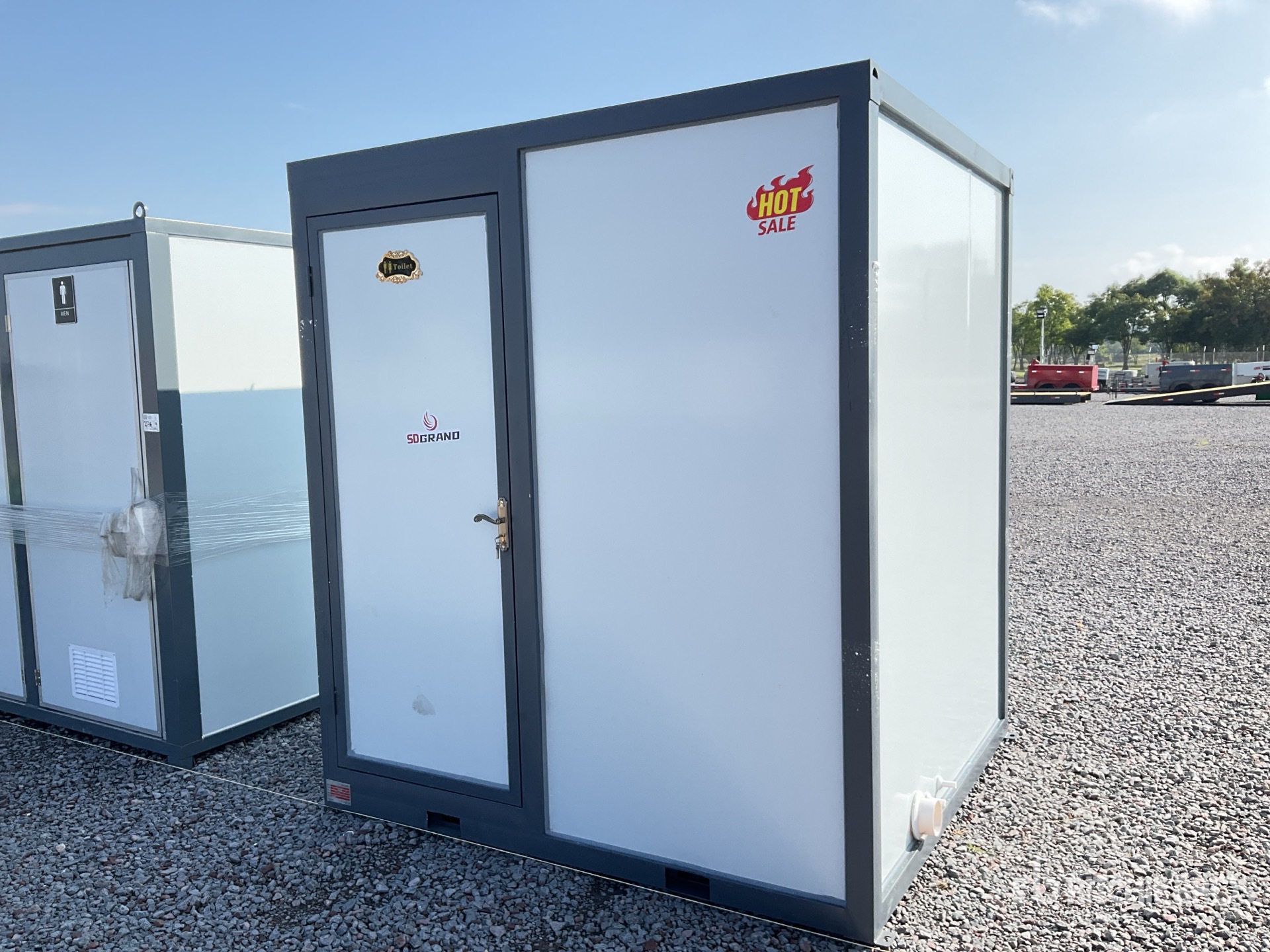 2026 MT 6 ft 11 in x 6 ft 3 in 1 Person Skid-Mounted Baño Portatil (Sin Usar) / Portable Toilet (Unused)