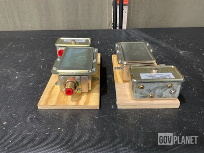 (2) Detroit Switch 222-20 NB14 Pressure Switches
