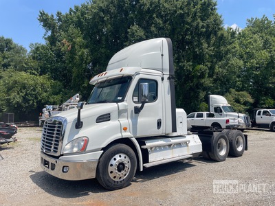 2016 Freightliner Cascadia 113 LNG 6x4 T/A Day Cab Truck Tractor