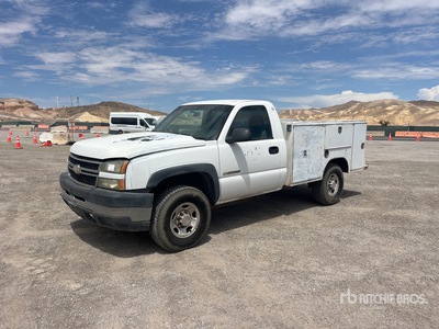 2006 Chevrolet Silverado 2500 4x4 Utility Truck
