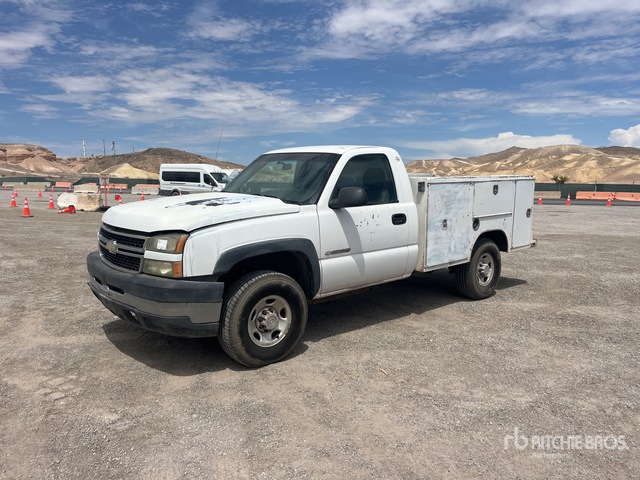 2006 Chevrolet Silverado 2500 4x4 Utility Truck
