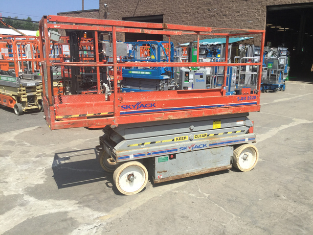 2011 Skyjack SJIII-3220 Electric Scissor Lift