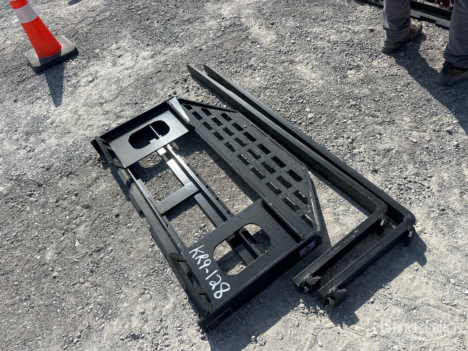 2026 GIYI GY-DHC Skid Steer Forks (Unused)