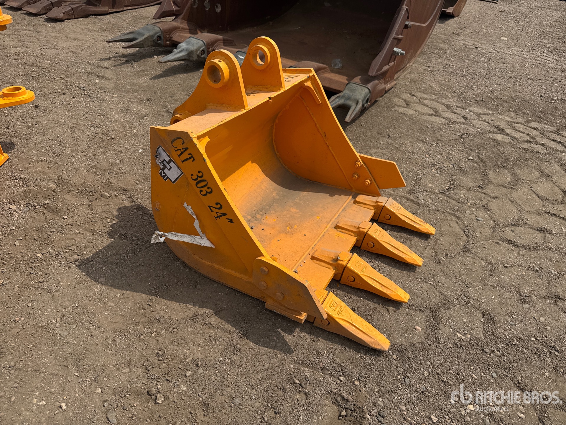 2026 GIYI 24 in Digging Excavator Bucket - Fits Cat 303 (Unused)