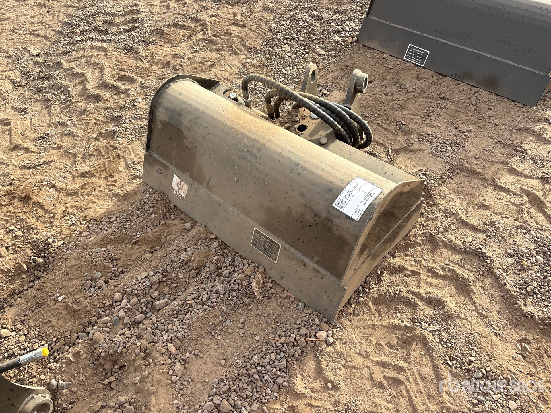 2026 GIYI GY-D3T 32 in 0.1 m3 Hydraulic Tilting Excavator Bucket (Unused)