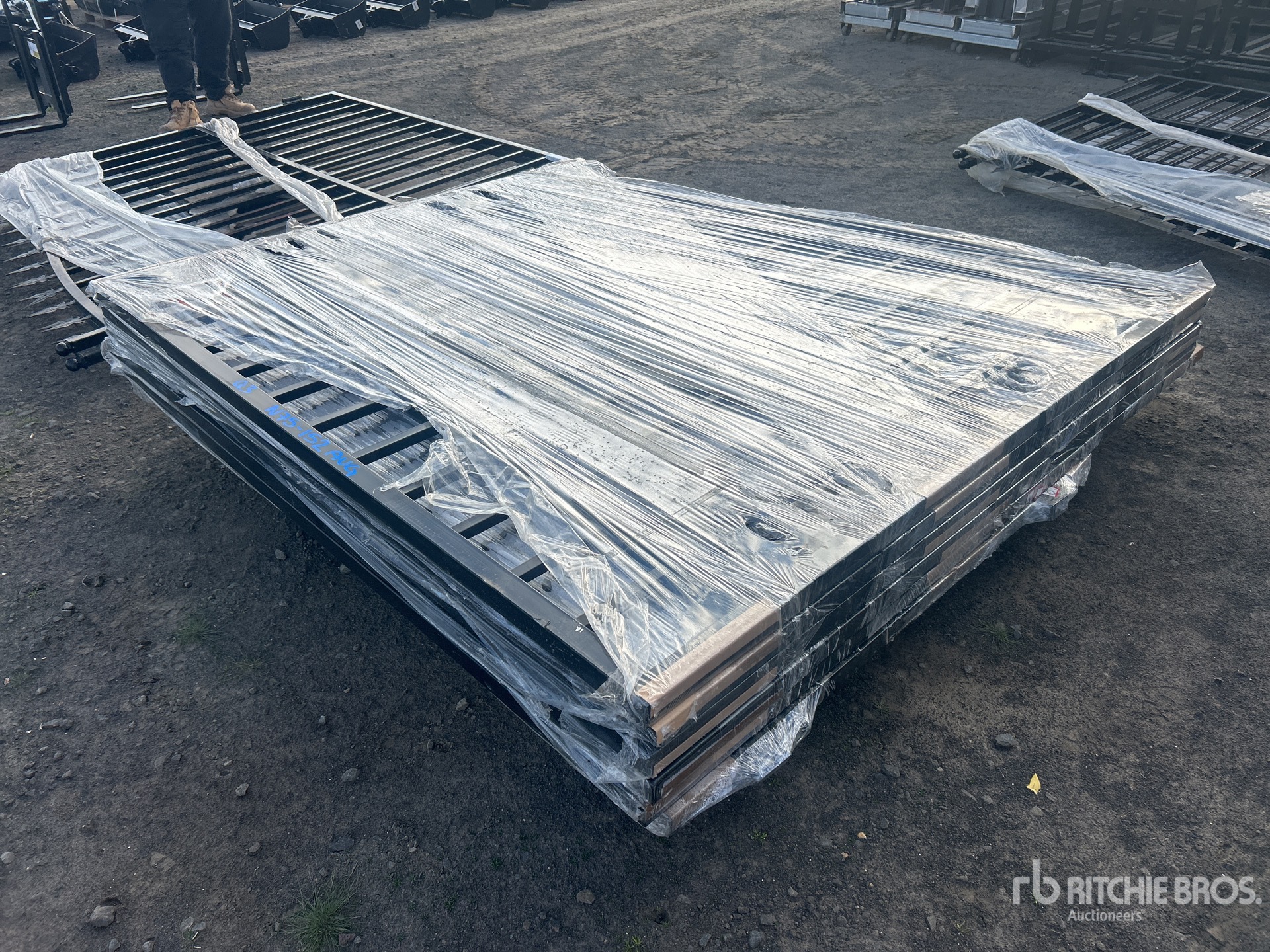Quantity of (3) 2026 Suihe NG-14D -2 & NG-14Eu-1 14 ft Steel Bi-Parting Driveway Gate (Unused)