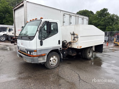 2005 Mitsubishi FE649 4x2 Camion à eau (Inoperable)